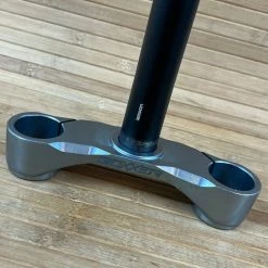 Rock-shox Rock Shox Boxxer Untere Brücke Mit Schaft 1 1/8" Crown-Steerer 46mm Offset ( 10 OS ) -Bremse Verkaufsgeschäft IMG 0145 5b23bd93 047f 4050 bee2 dcf2293d7f09