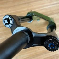 Rock-shox RockShox Lyrik Ultimate RC2 2023 Federgabel 29" / 160mm Grün / Green -Bremse Verkaufsgeschäft IMG 0242