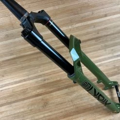 Rock-shox RockShox Lyrik Ultimate RC2 2023 Federgabel 29" / 160mm Grün / Green -Bremse Verkaufsgeschäft IMG 0243