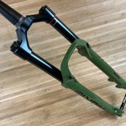 Rock-shox RockShox Lyrik Ultimate RC2 2023 Federgabel 29" / 160mm Grün / Green -Bremse Verkaufsgeschäft IMG 0244 2487b6bf 7dcc 49b2 8580 982379872473