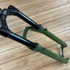 Rock-shox RockShox Lyrik Ultimate RC2 2023 Federgabel 29" / 160mm Grün / Green -Bremse Verkaufsgeschäft IMG 0246 6a7121a5 7043 44ac a866 1fa1f4dcb941