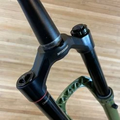 Rock-shox RockShox Lyrik Ultimate RC2 2023 Federgabel 29" / 160mm Grün / Green -Bremse Verkaufsgeschäft IMG 0247 64346959 6b93 4e8a b8c6 ddf6a9b6aeae