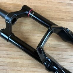 Rock-shox RockShox Zeb Ultimate Federgabel Schwarz 190mm / 27,5" 25 Rock-shox RockShox Zeb Ultimate Federgabel Schwarz 190mm / 27,5" -Bremse Verkaufsgeschäft IMG 0255 857f9343 8e5b 4513 873d b007553ee67e