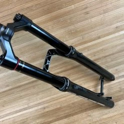 Rock-shox RockShox Zeb Ultimate Federgabel Schwarz 190mm / 27,5" 26 Rock-shox RockShox Zeb Ultimate Federgabel Schwarz 190mm / 27,5" -Bremse Verkaufsgeschäft IMG 0259