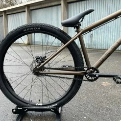 Ns-bikes NS Bikes Metropolis Cromo Custom Dirtbike Mit FOX 36 -Bremse Verkaufsgeschäft IMG 0661 d7ff0648 88de 4c60 9ba9 b6fe1db1f5e3