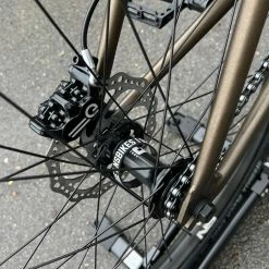 Ns-bikes NS Bikes Metropolis Cromo Custom Dirtbike Mit FOX 36 -Bremse Verkaufsgeschäft IMG 0663 22ded128 6446 413c 9c18 cfa936933bd2