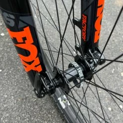 Ns-bikes NS Bikes Metropolis Cromo Custom Dirtbike Mit FOX 36 -Bremse Verkaufsgeschäft IMG 0669 31bac445 8be4 4e82 b1dc 96e9e694768f