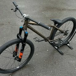 Ns-bikes NS Bikes Metropolis Cromo Custom Dirtbike Mit FOX 36 -Bremse Verkaufsgeschäft IMG 0671 95923368 80fd 4f2e b670 b8d28720602d