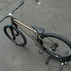 Ns-bikes NS Bikes Metropolis Cromo Custom Dirtbike Mit FOX 36 -Bremse Verkaufsgeschäft IMG 0672 15d60325 9e6e 411b b221 3b4c0c9bb3a3