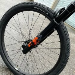 Ns-bikes NS Bikes Metropolis Cromo Custom Dirtbike Mit FOX 36 -Bremse Verkaufsgeschäft IMG 0674 59fe1b6d 0f85 45ca 88b7 965493e3d48e