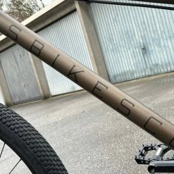 Ns-bikes NS Bikes Metropolis Cromo Custom Dirtbike Mit FOX 36 -Bremse Verkaufsgeschäft IMG 0676 abec871b a122 4141 89b8 5ce69e1f70a1