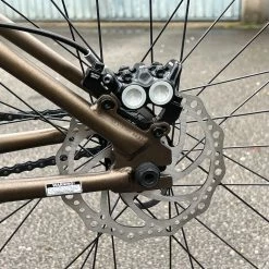 Ns-bikes NS Bikes Metropolis Cromo Custom Dirtbike Mit FOX 36 -Bremse Verkaufsgeschäft IMG 0677 fa137e52 2823 4458 b815 bcb2f6b3fb15