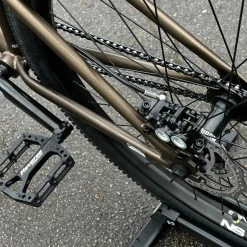 Ns-bikes NS Bikes Metropolis Cromo Custom Dirtbike Mit FOX 36 -Bremse Verkaufsgeschäft IMG 0678 3ca118b4 5621 450f 9b54 ce46cc0ad1d4