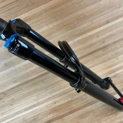 Fox 36 2021 Grip 3-POS 160mm / 27,5" Federgabel Shiny Black -Bremse Verkaufsgeschäft IMG 0745 35fb41bf 8619 41ad 89c2 14ddd5d3e37f