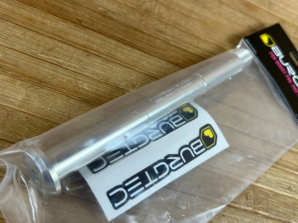 Burgtec FOX Boost Achse / Axle PRE 2021 Rhodium Silver 2 Burgtec FOX Boost Achse / Axle PRE 2021 Rhodium Silver – Bild 2