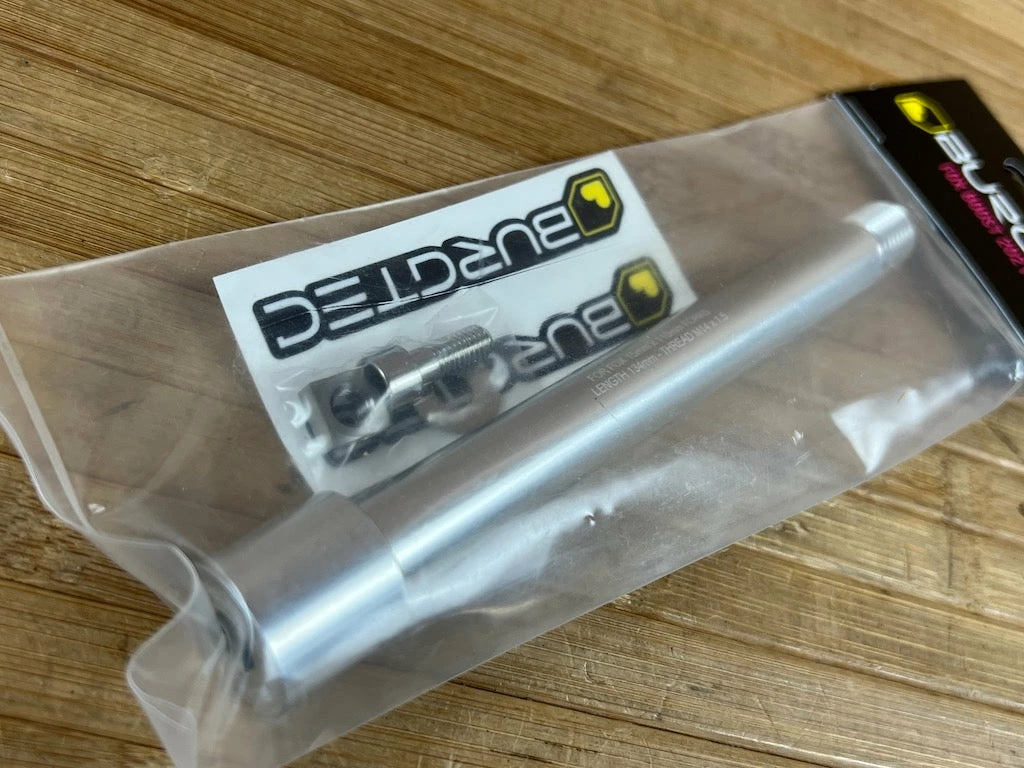 Burgtec FOX Boost Achse / Axle 2021+ Rhodium Silver 2 Burgtec FOX Boost Achse / Axle 2021+ Rhodium Silver – Bild 2