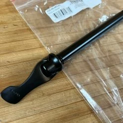 FOX Achse 2020 110x15mm Boost Schwarz Axle Schnellspanner -Bremse Verkaufsgeschäft IMG 6098 334acaa2 6441 476b 89e8 ed22f44a174e