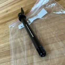 FOX Achse 2020 110x15mm Boost Schwarz Axle Schnellspanner -Bremse Verkaufsgeschäft IMG 6099 33ebd6f5 8fa6 48aa beb6 2eef12dc79ab