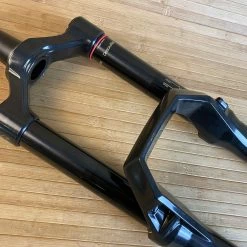 Rock-shox RockShox ZEB R 2021 180mm 27,5" Debon Air Federgabel Schwarz -Bremse Verkaufsgeschäft IMG 8843 scaled