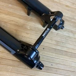 Rock-shox RockShox ZEB R 2021 180mm 27,5" Debon Air Federgabel Schwarz -Bremse Verkaufsgeschäft IMG 8844 scaled