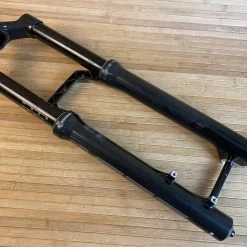 Rock-shox RockShox ZEB R 2021 180mm 27,5" Debon Air Federgabel Schwarz -Bremse Verkaufsgeschäft IMG 8845 scaled