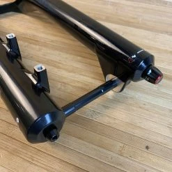 Rock-shox RockShox ZEB R 2021 180mm 27,5" Debon Air Federgabel Schwarz -Bremse Verkaufsgeschäft IMG 8846 scaled