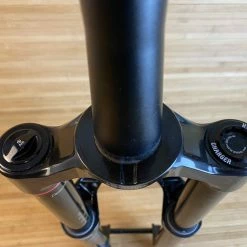 Rock-shox RockShox ZEB R 2021 180mm 27,5" Debon Air Federgabel Schwarz -Bremse Verkaufsgeschäft IMG 8847 scaled