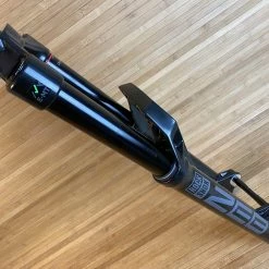 Rock-shox RockShox ZEB R 2021 180mm 27,5" Debon Air Federgabel Schwarz -Bremse Verkaufsgeschäft IMG 8848 scaled