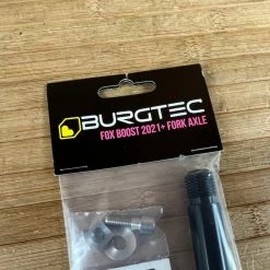 Burgtec FOX Boost Achse / Axle 2021+ Black -Bremse Verkaufsgeschäft IMG 9170 cd8fdd36 67be 4101 99d6 9b1d45e80159