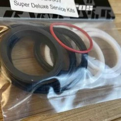 Racingbros Performance Dichtungskit RockShox SuperDeluxe Air/ Deluxe 5 Racingbros Performance Dichtungskit RockShox SuperDeluxe Air/ Deluxe -Bremse Verkaufsgeschäft IMG 9864 scaled